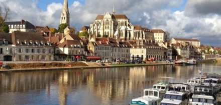 Privatjet mieten nach Auxerre-Branches