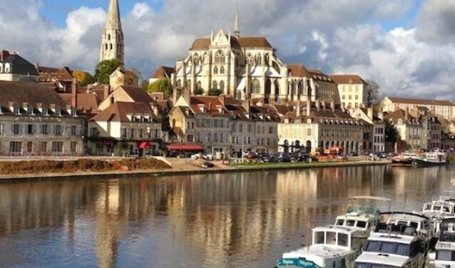 Privatjet mieten nach Auxerre-Branches