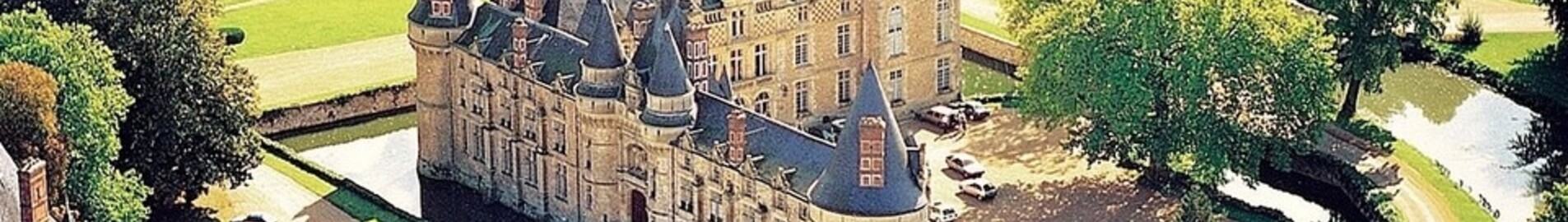 Mieten Sie einen Hubschrauber für das Château D’Esclimont mit Rundflug über Paris