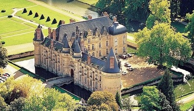 Mieten Sie einen Hubschrauber für das Château D’Esclimont mit Rundflug über Paris