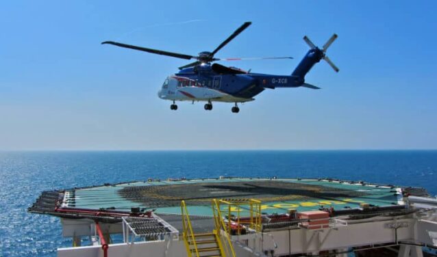 Atterrissage d'hélicoptère sur plate-forme pétrolière offshore - Fond océanique.