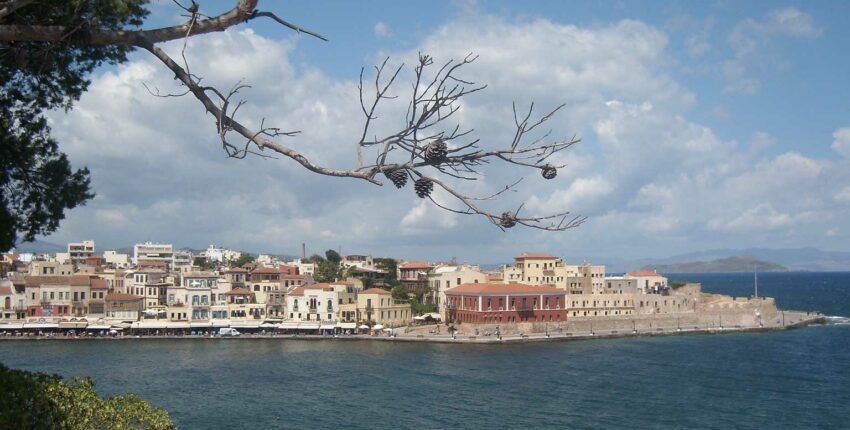 Héraklion Nikos Kazantzakis : ville côtière traditionnelle, mer bleu.