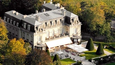 Mieten Sie einen Hubschrauber, um nach Les Crayères (Reims Champagne) zu fliegen