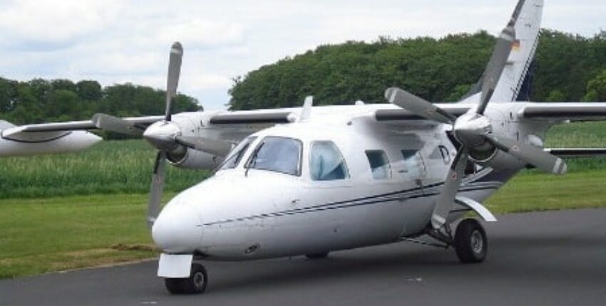 Location jet privé : avion stationné sur un aérodrome.