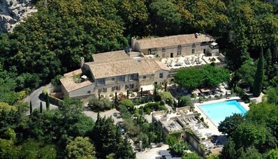Mieten Sie einen Hubschrauber für L’oustau de Baumanière in Les Baux-De-Provence