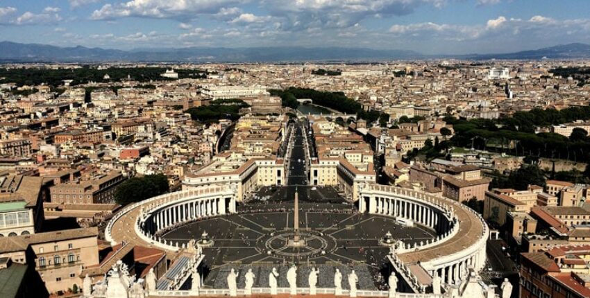 Vue aérienne de la place Saint-Pierre, Cité du Vatican.