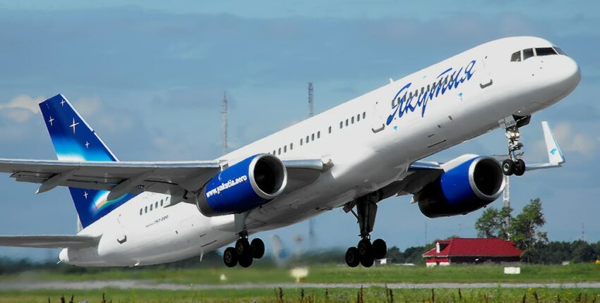 Location jet privé : Avion blanc décolleté ciel clair.