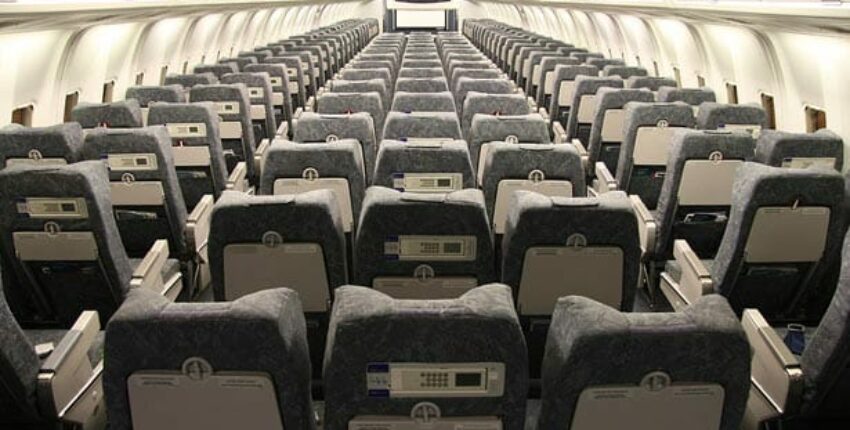 Location jet privé : cabine d'avion vide, sièges visibles.