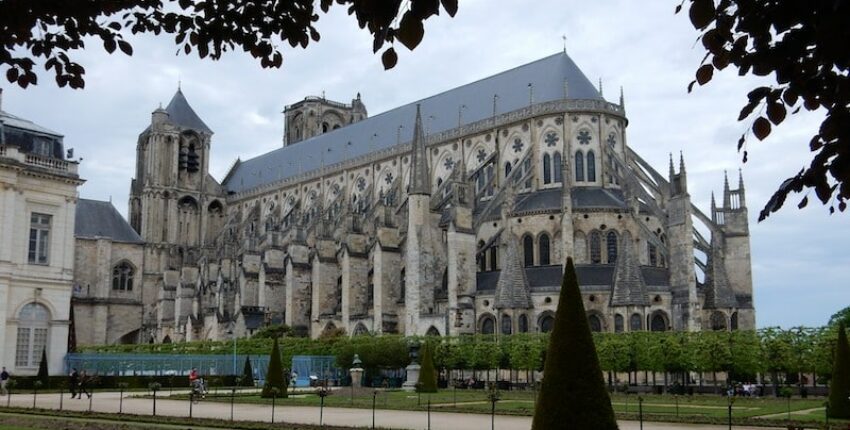 Bourges: Privatjet mieten