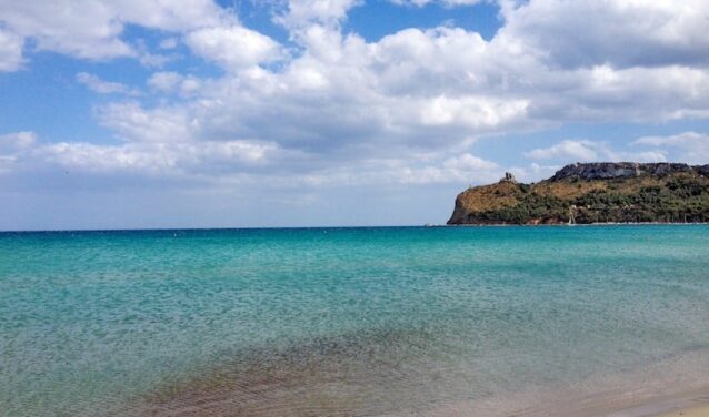 Location de jet privé: plage de sable, eau turquoise, ciel nuageux