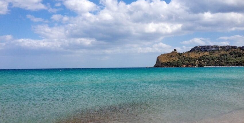 Location de jet privé: plage de sable, eau turquoise, ciel nuageux