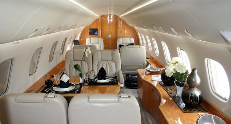 LE LEGACY 135 : location jet privé, intérieur luxueux