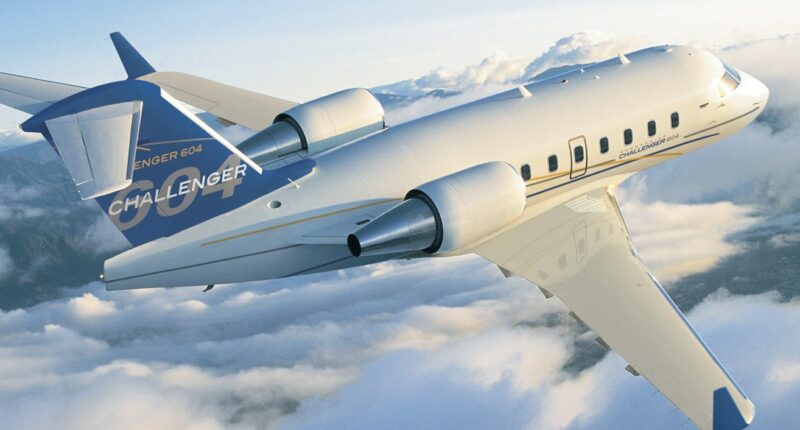Jet privé Challenger 604 en vol dans les nuages