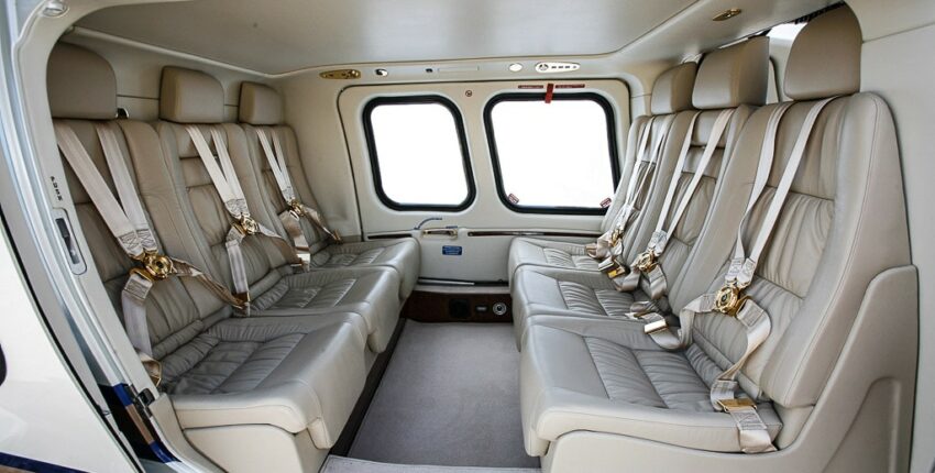 Intérieur Agusta hélicoptère luxe, sièges cuir beige.