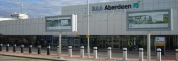 Entrée de l'aéroport d'Aberdeen, ciel nuageux en arrière-plan.