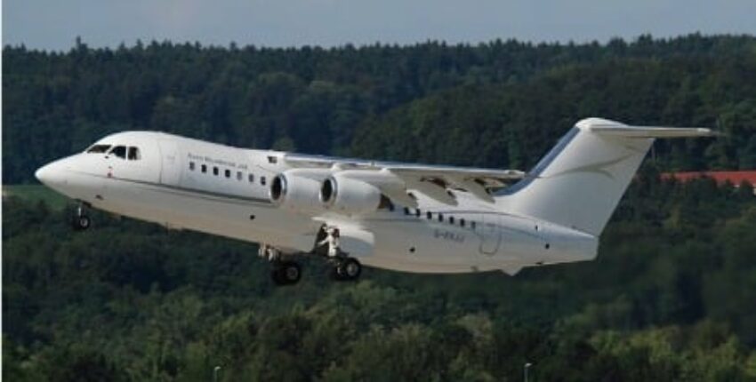 location de jet privé, avion décolle devant forêt.
