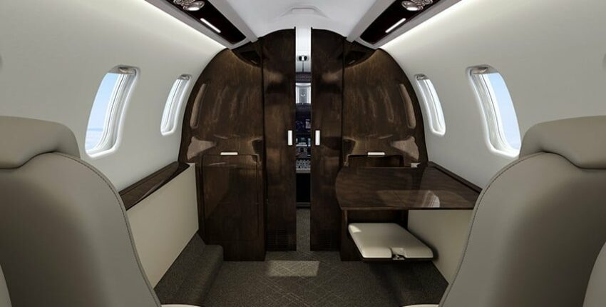 Jet privé Learjet 75 intérieur en bois brun et cuir blanc