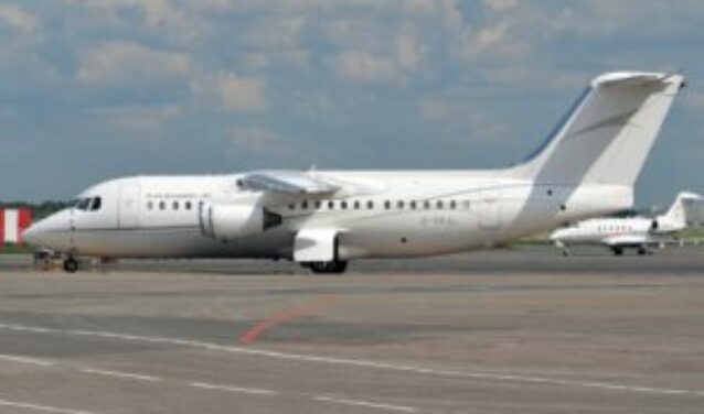 Location de jet privé : AVRO business jet sur tarmac.