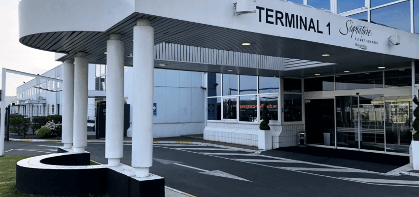 **Entrée Terminal 1 bâtiment avec fenêtres en verre et colonnes.**