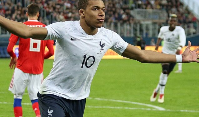 Kylian Mbappe qui célèbre la victoire à la coupe du monde de football 2018 en Russie