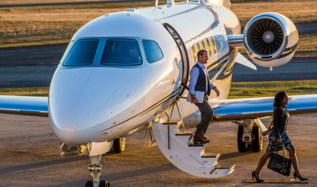 Cessna Latitude au Parking avec des passagers qui descendent