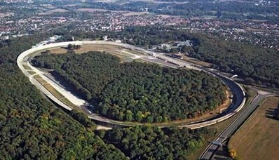 Lufttaufe mit Hubschrauber und Rennwagen : Rennstrecke von Montlhéry