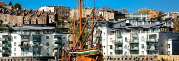 Navire historique Bristol - Journée ensoleillée, ciel bleu clair.