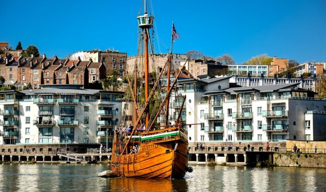 Navire historique Bristol - Journée ensoleillée, ciel bleu clair.