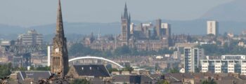 Paysage urbain de Glasgow avec bâtiments historiques et modernes.