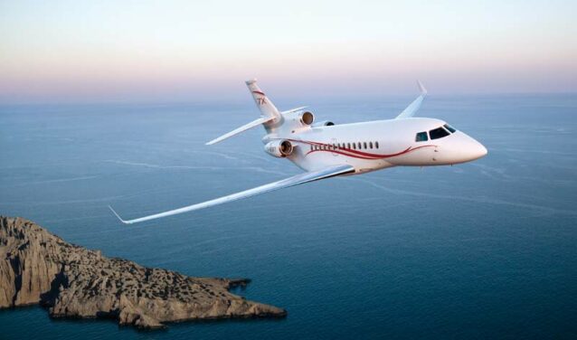 Le jet privé Dassault Falcon 7x qui vole au-dessus de la mer