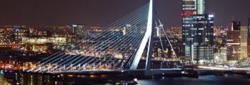 Vue nocturne du pont Érasme illuminé à Rotterdam.