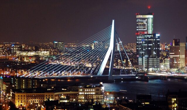 Vue nocturne du pont Érasme illuminé à Rotterdam.