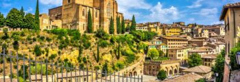 Sienne : Vue panoramique avec basilique historique sous ciel bleu