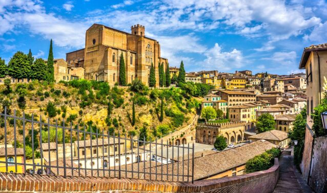 Sienne : Vue panoramique avec basilique historique sous ciel bleu