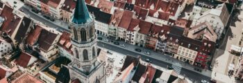 Rottweil-Zepfenhan vue aérienne, église et bâtiments rouges animés.