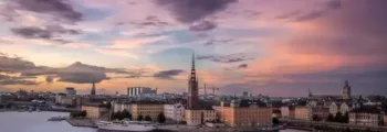 Crépuscule de l'aéroport de Berlin-Schönefeld, voyageurs et voitures devant.