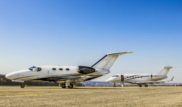 Location de jet privé : jets privés sur piste d'aéroport.