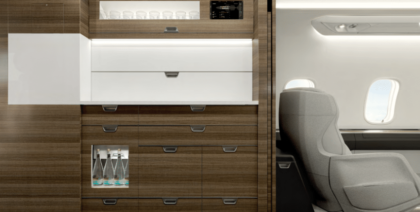 Challenger 3500 - Intérieur luxueux avec bois et minibar.