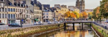 Vue pittoresque de Quimper avec cathédrale.