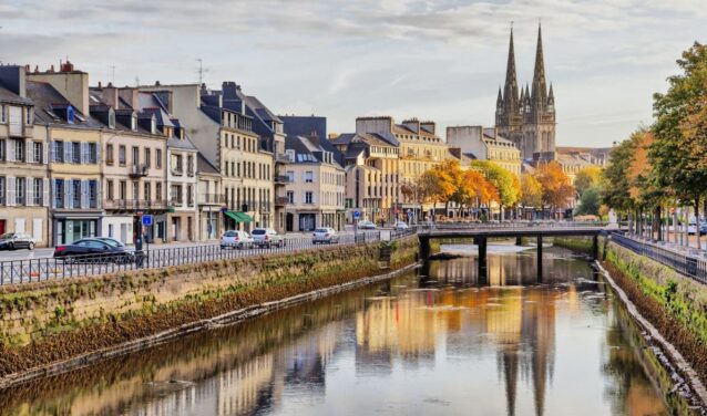 Vue pittoresque de Quimper avec cathédrale.