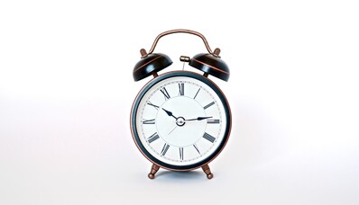 Wie kann man in der Geschäftsfliegerei den Zeitunterschied bewältigen, die UTC-Zeit berechnen und den Jetlag begrenzen?