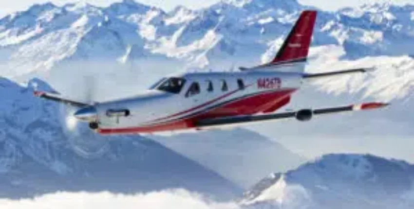 location de jet privé - avion volant sur montagnes enneigées