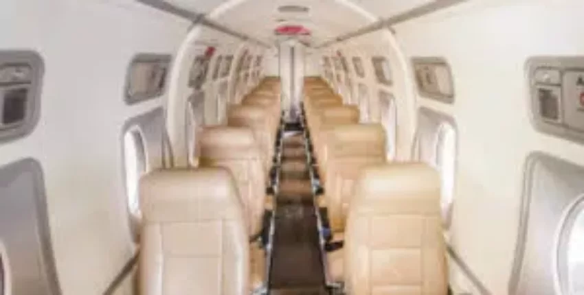 Privatjet mieten, cabine BEECH 1900D avec sièges en cuir beige