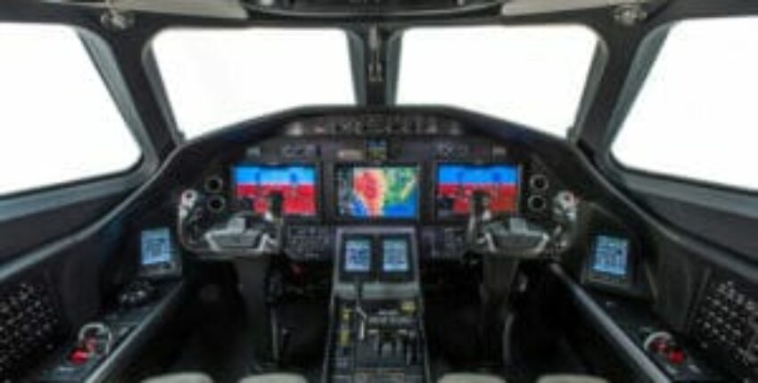 location de jet privé Citation Latitude cockpit avec écrans et sièges