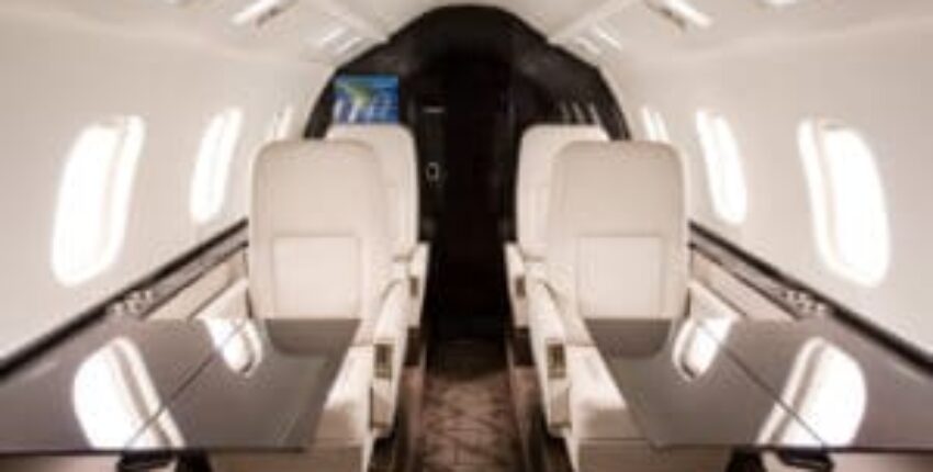 **emplacement jet privé** : Luxueux intérieur LEARJET 60, cuir blanc.