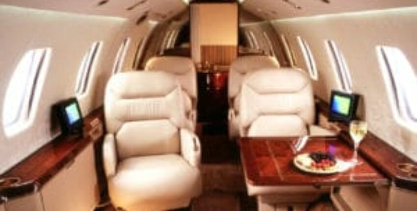 location jet privé: intérieur avec sièges crème et moniteurs intégrés