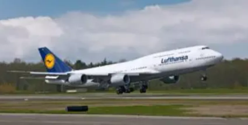 ```location de jet privé : Boeing 747-400 Lufthansa décolle sous ciel nuageux```