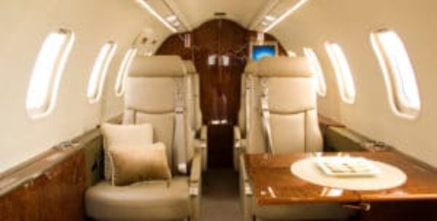 location jet privé LEARJET 40, intérieur luxe, sièges beige