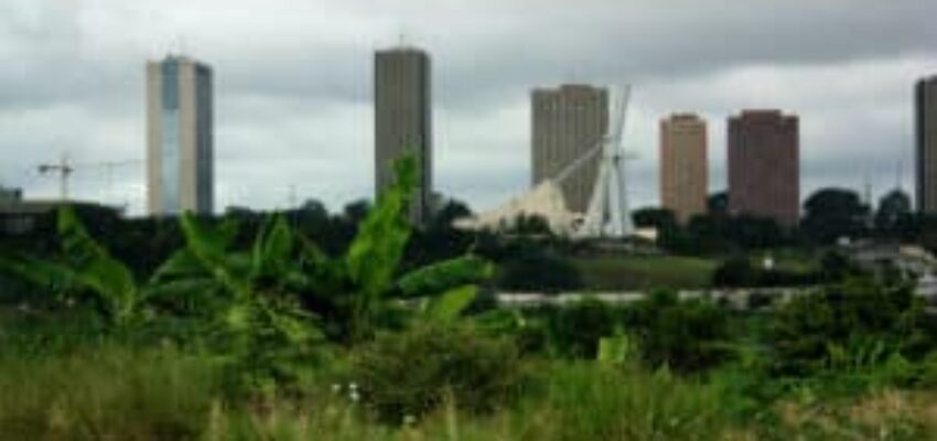 Privatjet mieten nach Abidjan, skyline et bâtiments.