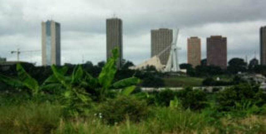 Privatjet mieten nach Abidjan, skyline et bâtiments.